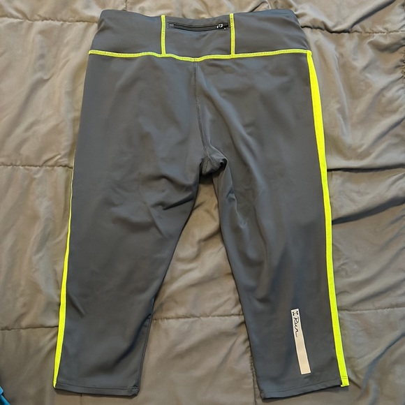 Under Armour Gray and Bright Yellow Fitted All Season Gear- Medium - Picture 2 of 5